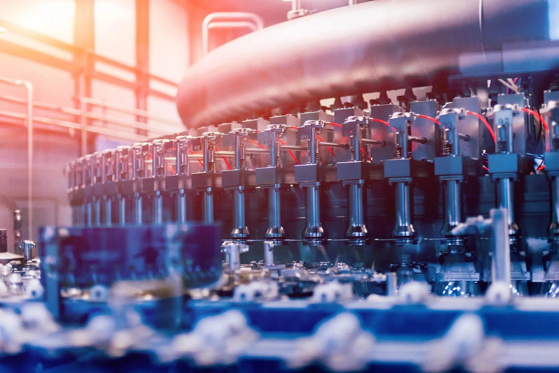 Abfüllkarussell mit Füllventilen in einer Getränkeproduktion