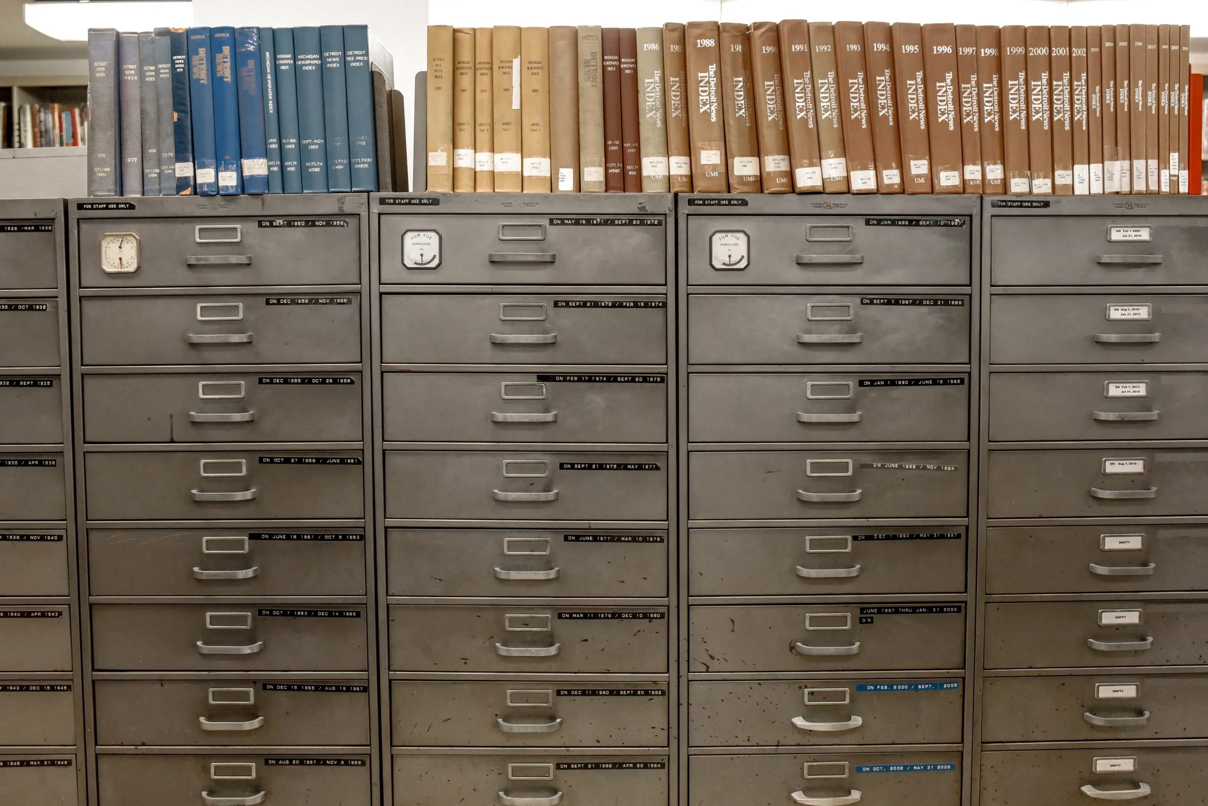 Reihen von Karteischränken mit beschrifteten Schubladen in einem Archiv
