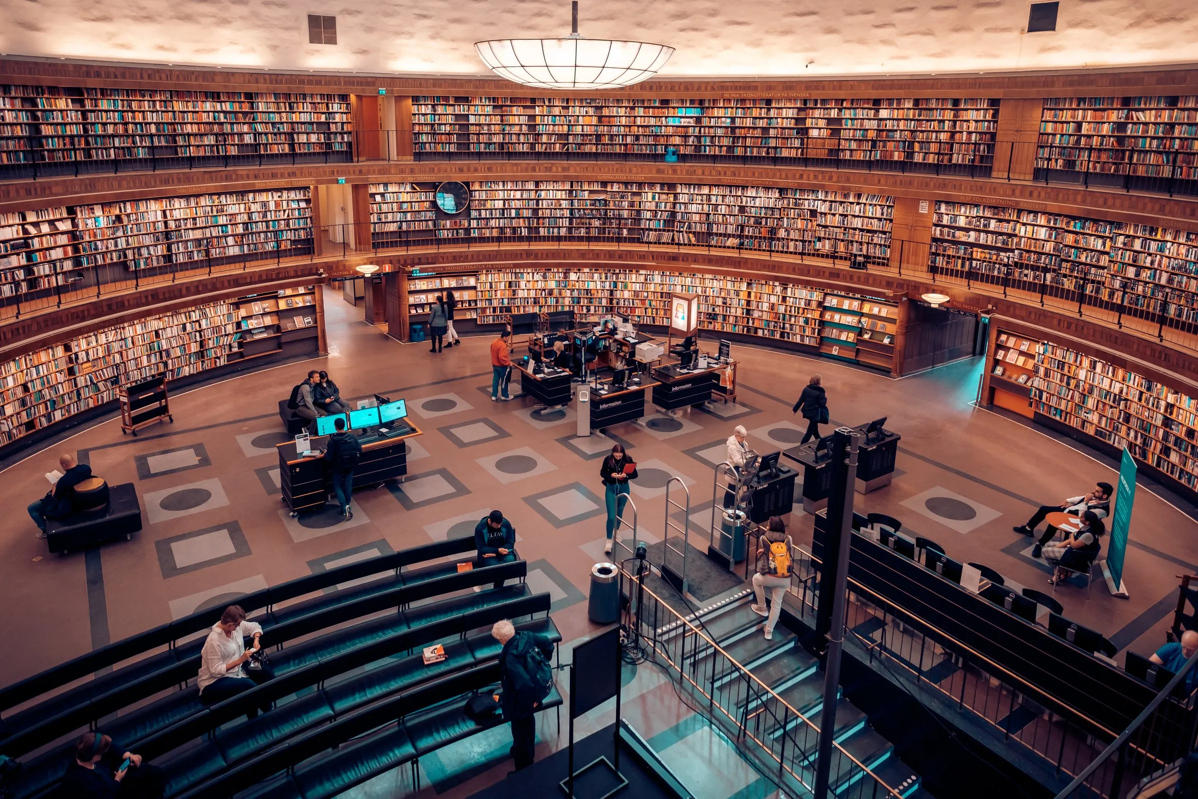 Runde Bibliothek mit Bücherregalen über mehrere Ebenen
