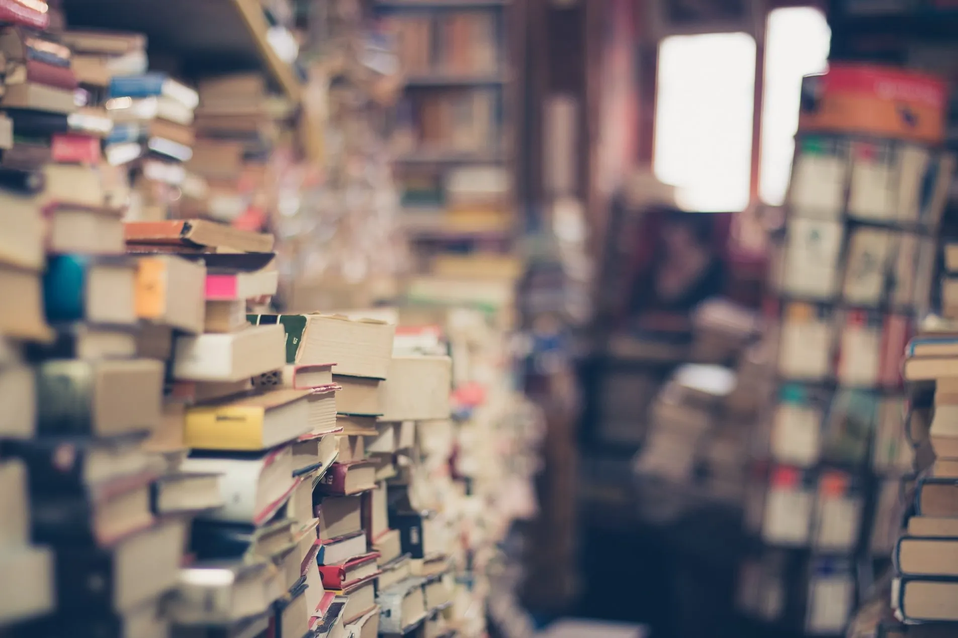 Stapel von Ordnern und Büchern in einem Archiv