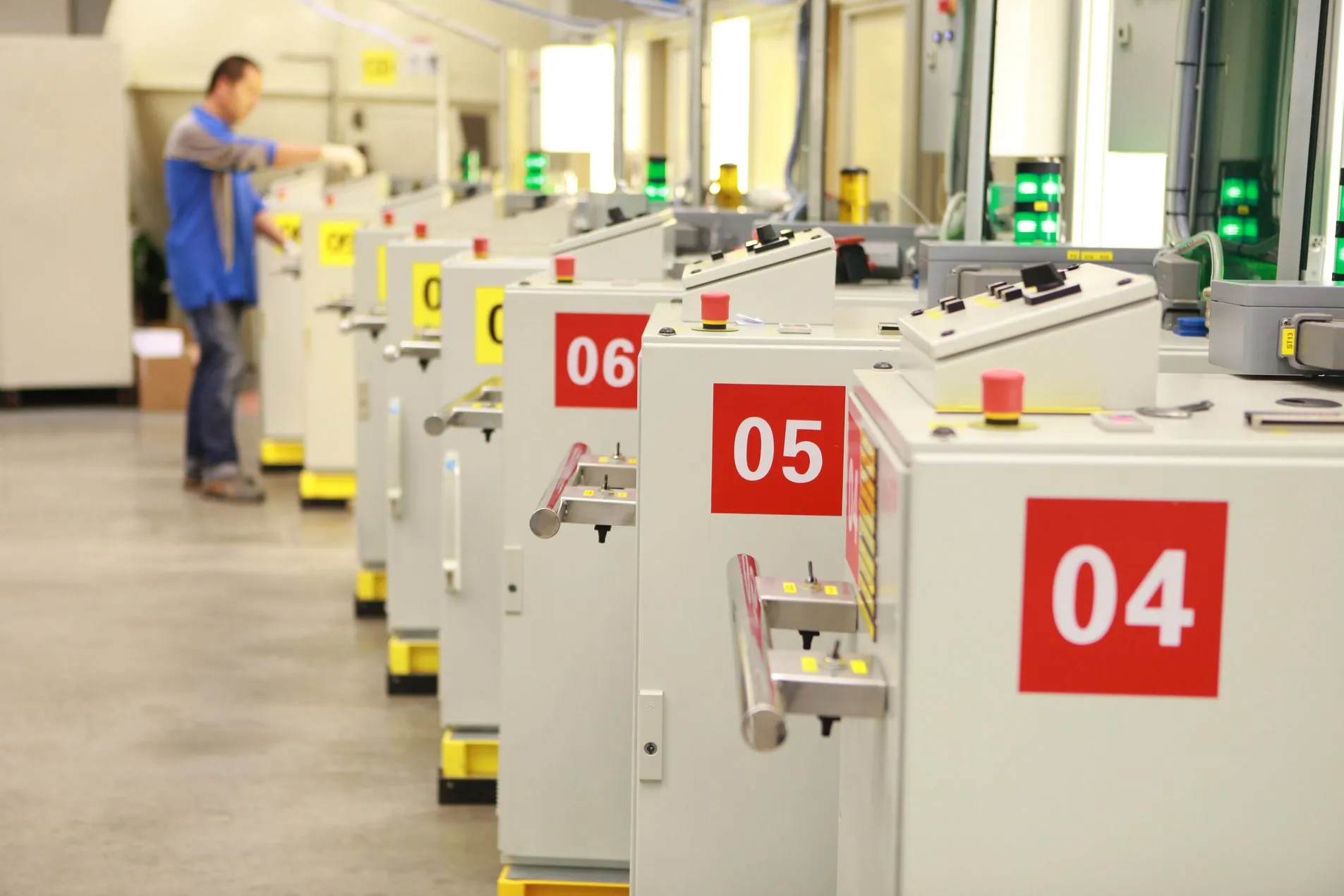 Nummerierte Fertigungsanlagen in einer Produktionshalle