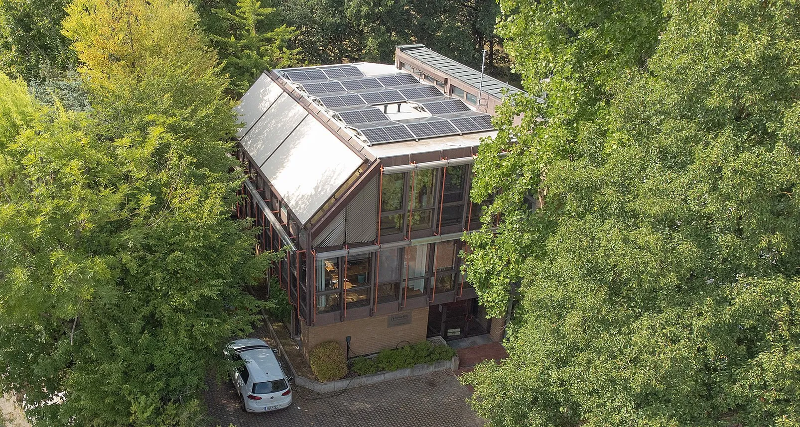 Luftbild des Firmensitzes von dialog EDV in Hannover mit Solaranlage auf dem Dach