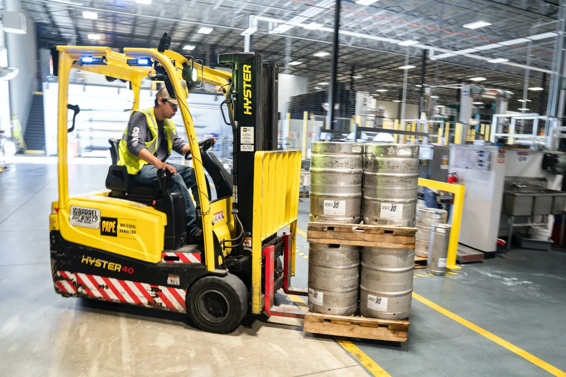 Gabelstapler transportiert Fässer im Lager
