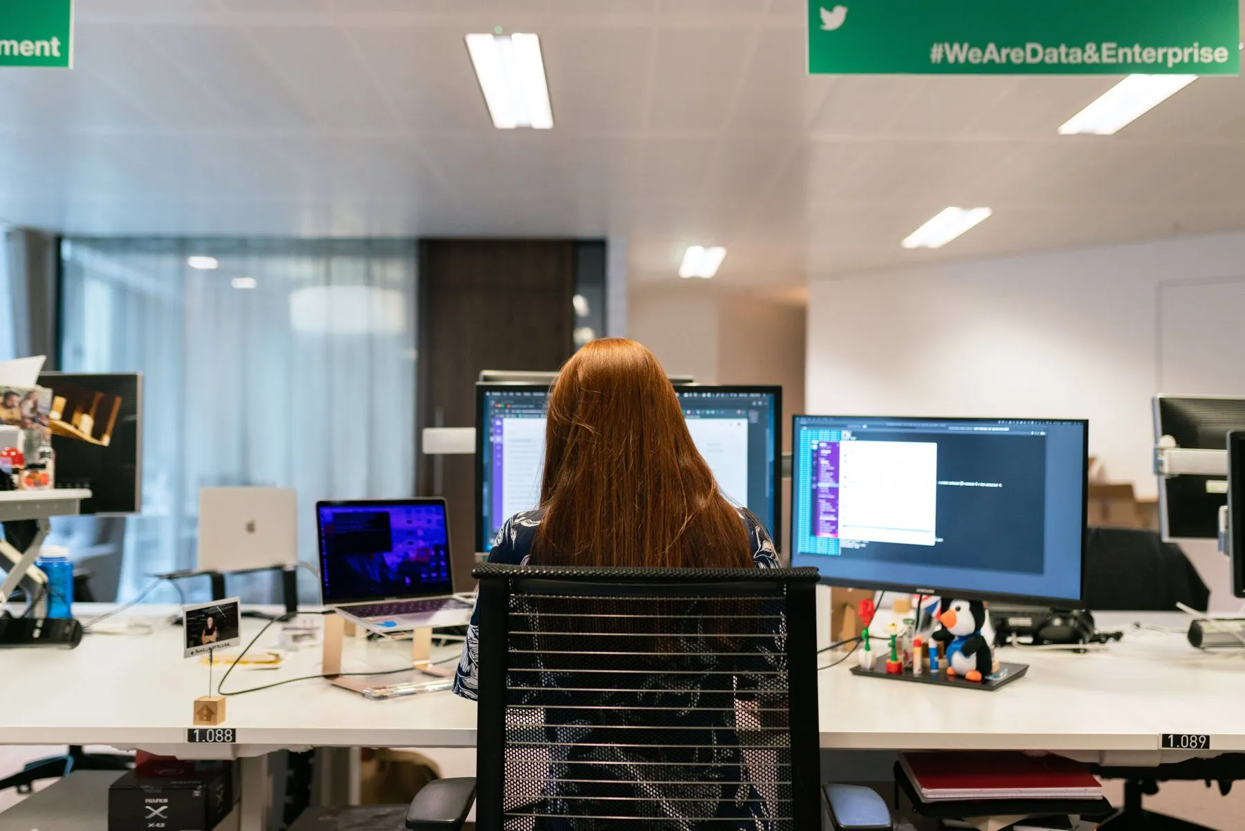 Arbeitsplatz in einem Büro mit mehreren Bildschirmen