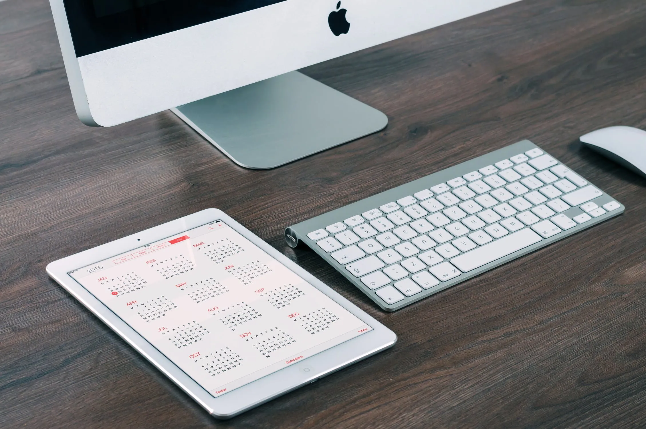 Kalender, Tablet und Tastatur auf einem Schreibtisch