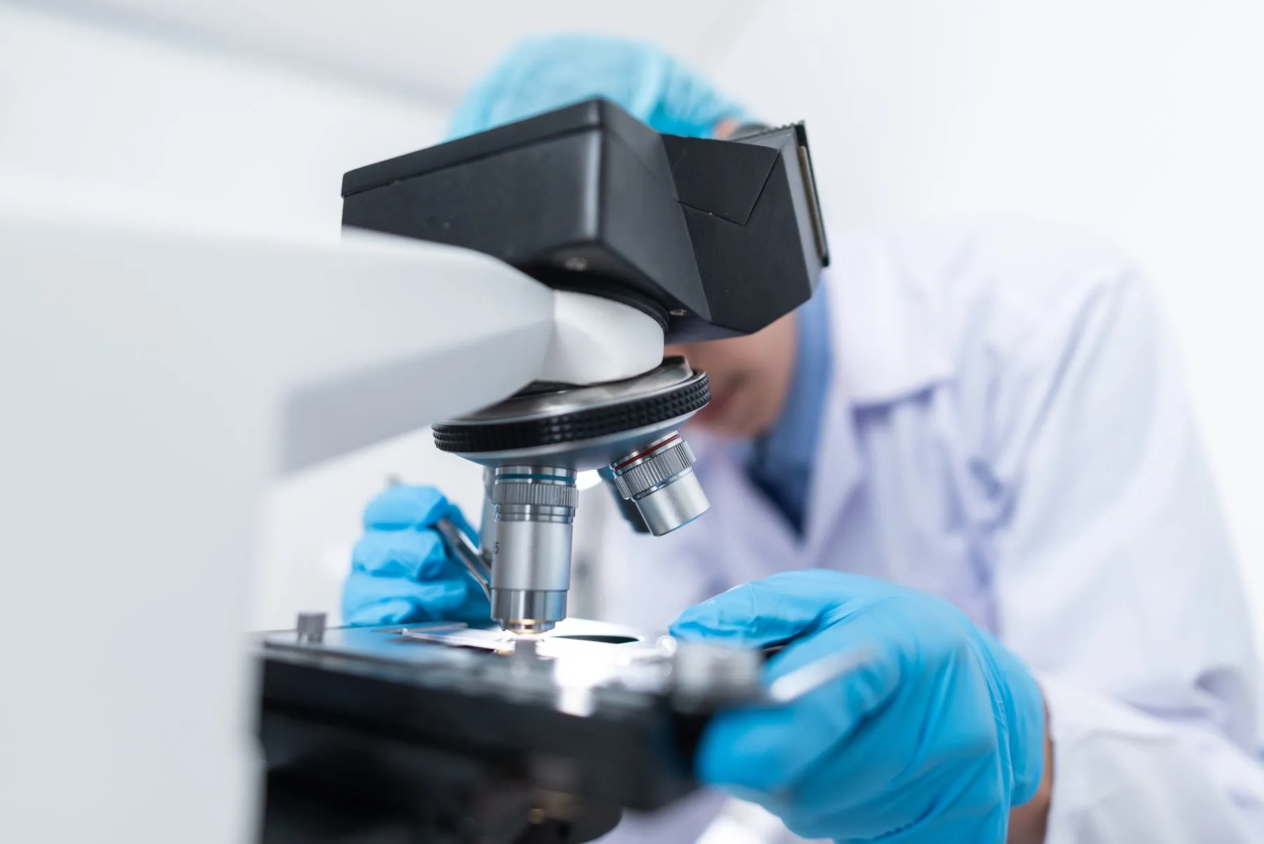 Laborant untersucht eine Probe unter dem Mikroskop