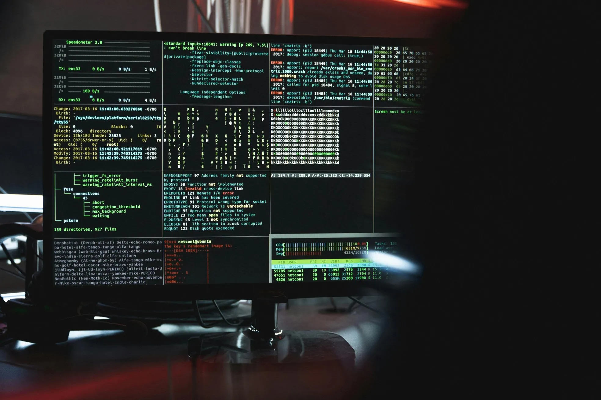 Bildschirm mit Programmcode und Systemmeldungen