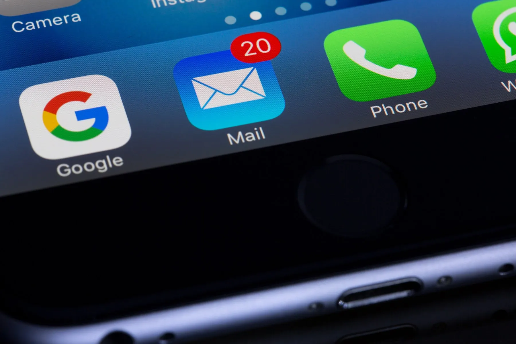 Smartphone mit geöffneter E-Mail-App