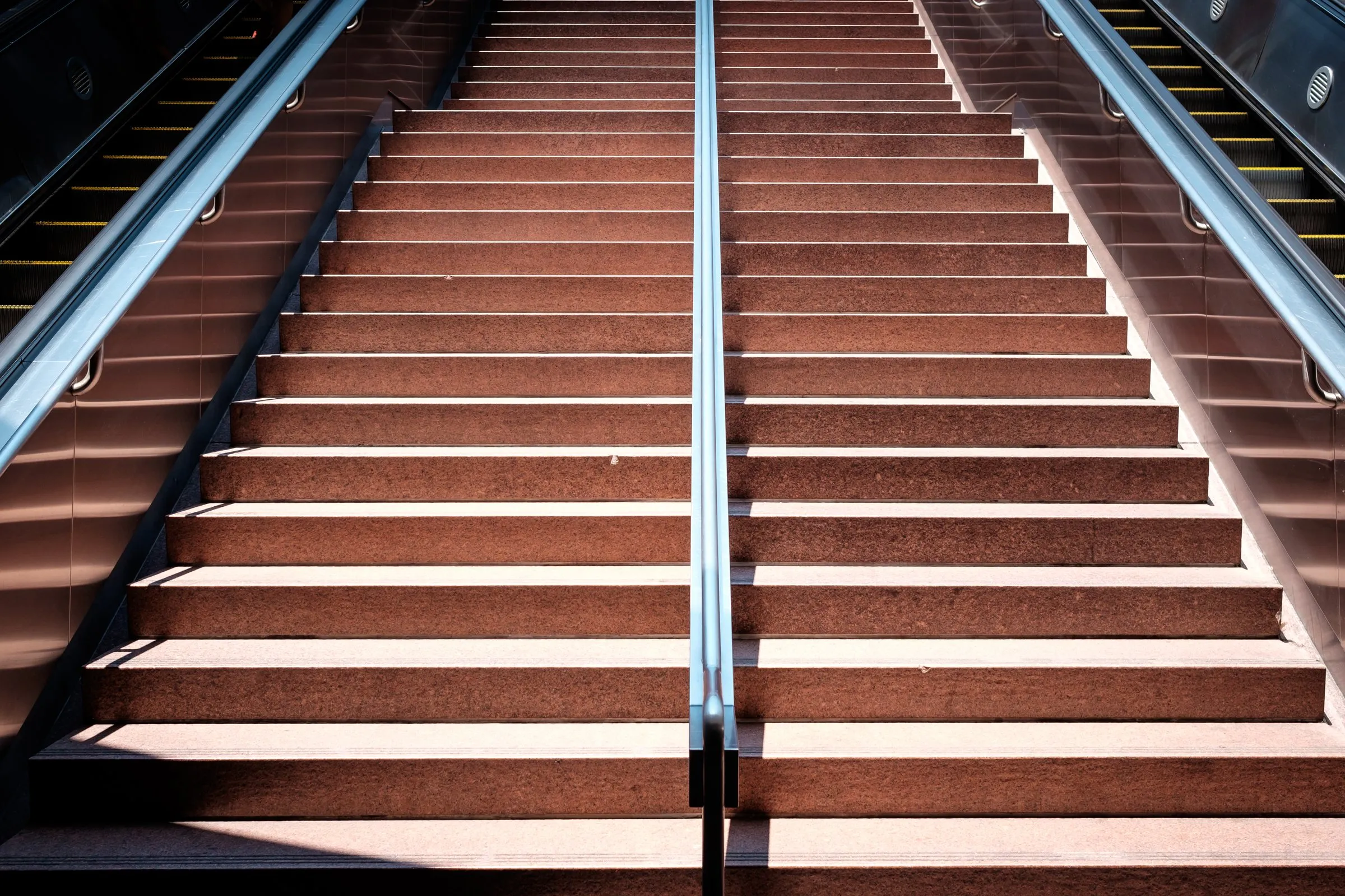 Breite Treppe, die nach oben führt