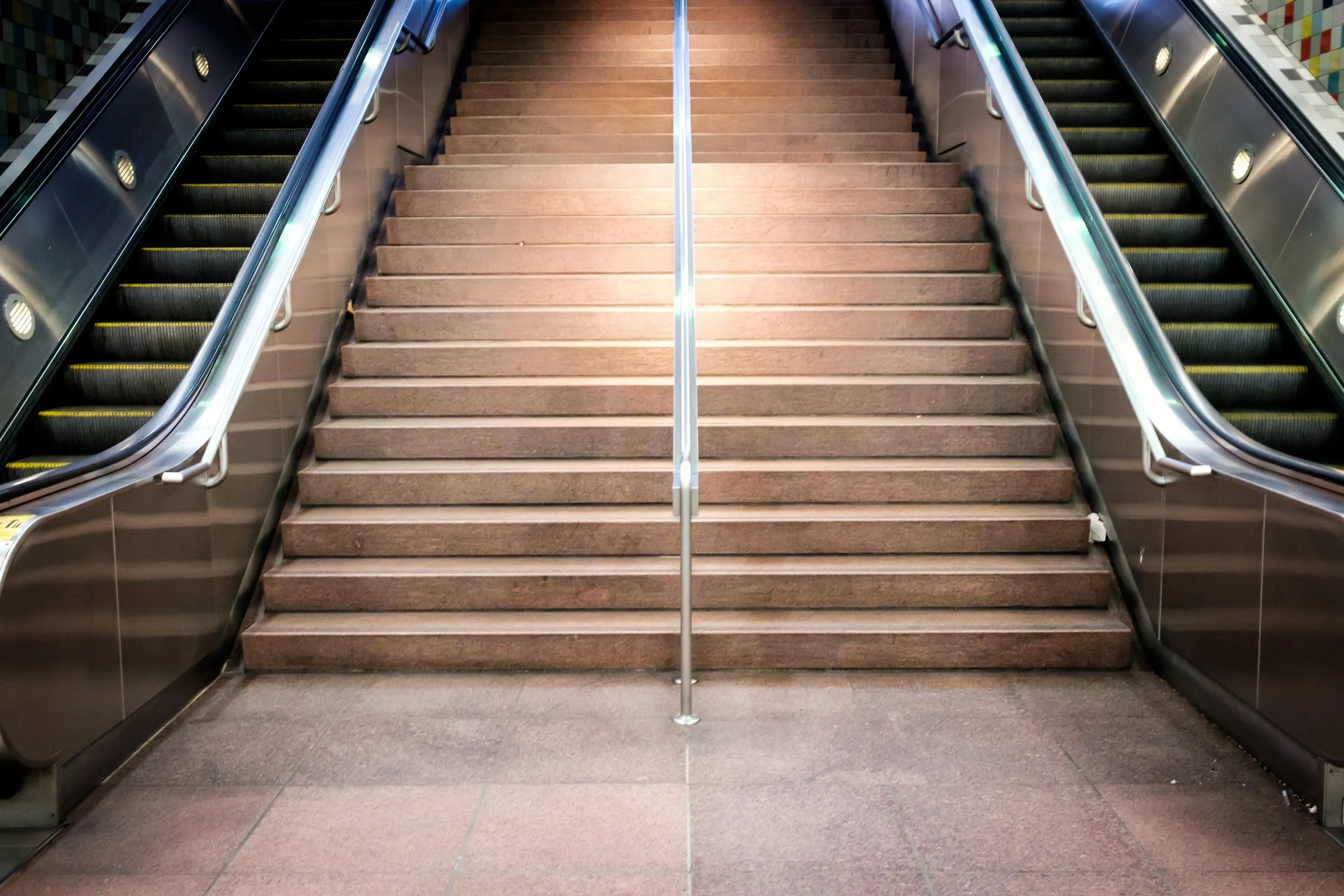 Treppe zwischen zwei Rolltreppen